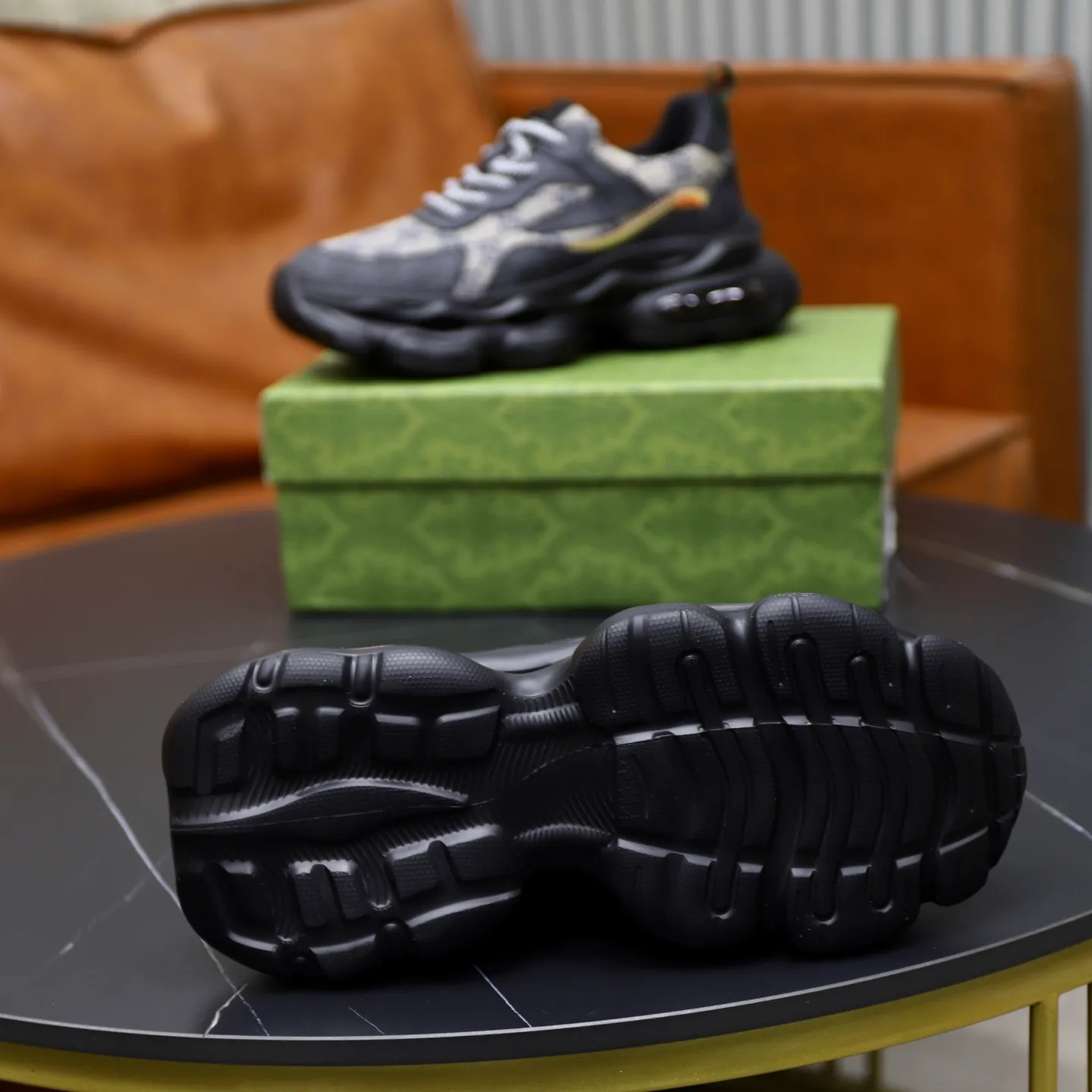 Ex-factory price: 462💰🙅‍♂️🙅‍♂️🙅‍♂️ Brand: Gucci GUCCi Standard code: 38-44 (45 customized) Grade: Same as the official website Material: Original cowhide material spliced with brand cloth Comfortable and breathable lining Lightweight and wear-resistant sports outsole Style category: Men's fashion casual shoes Running sports shoes Distinguished luxury brand elements Top luxury color: actual picture color